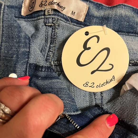 NWT Womens E2 very short cut offs with cream embellishment on front/back. - Picture 4 of 4